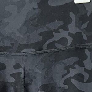 Lululemon Athletica leggings in black and grey camouflage size 6